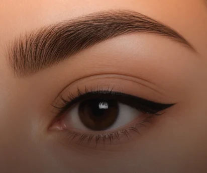 Defined eyeliner along the upper lash line